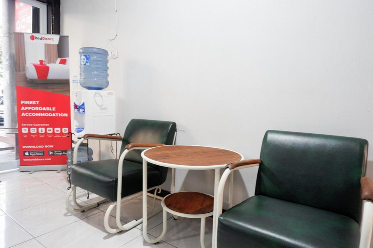 红多兹酒店-近梭罗阿迪苏西普托街 Solo 外观 照片