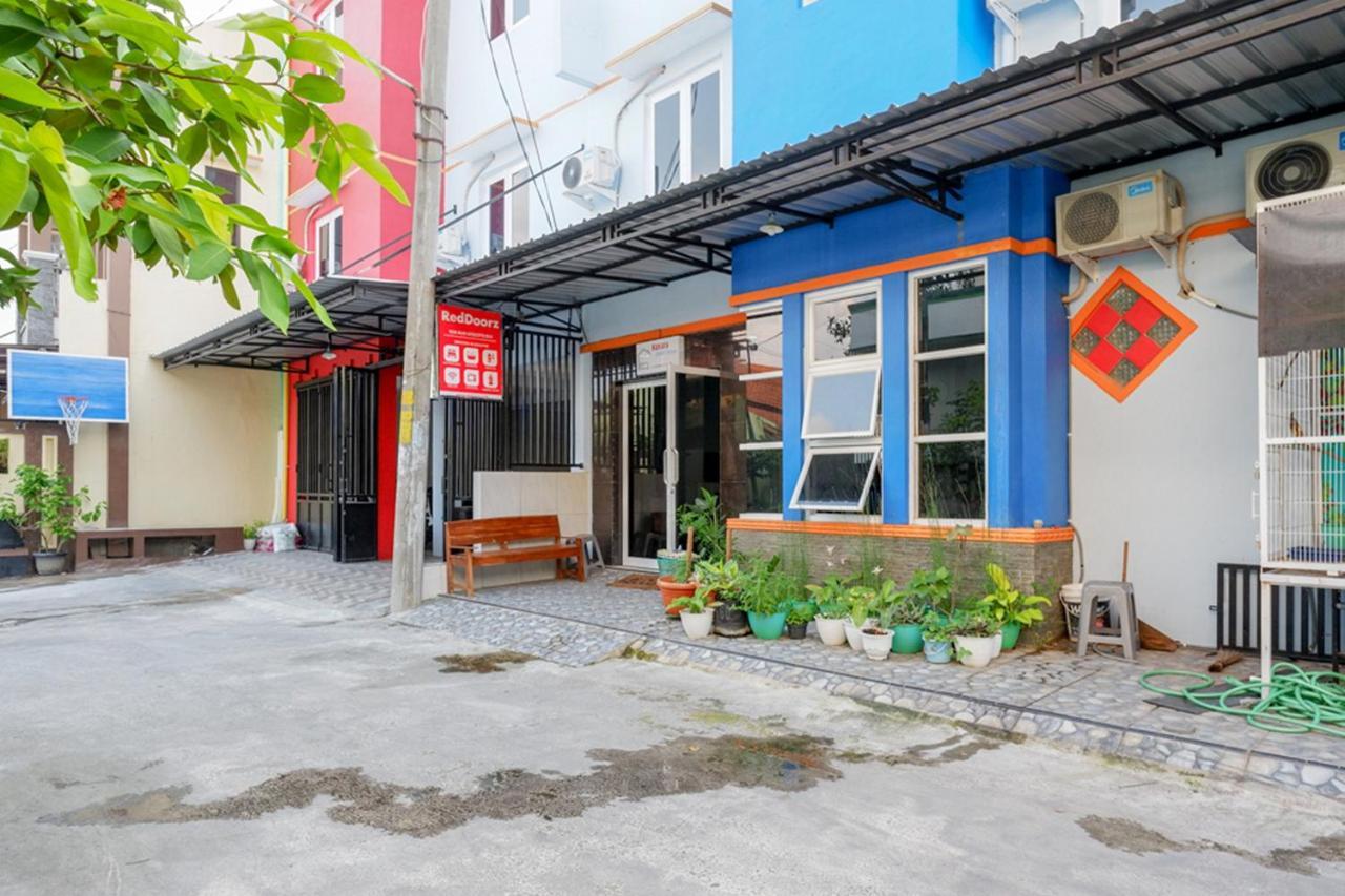 红多兹酒店-近梭罗阿迪苏西普托街 Solo 外观 照片