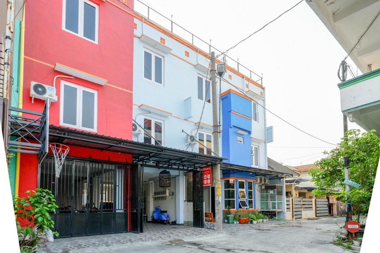 红多兹酒店-近梭罗阿迪苏西普托街 Solo 外观 照片